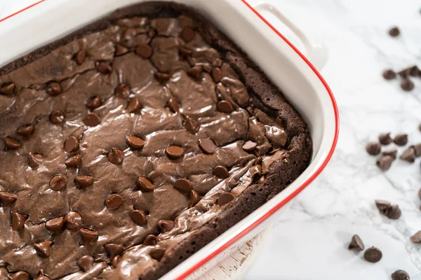 Cuire Des Brownies Faits Maison Avec Des Pépites Chocolat Supplémentaires — Photo