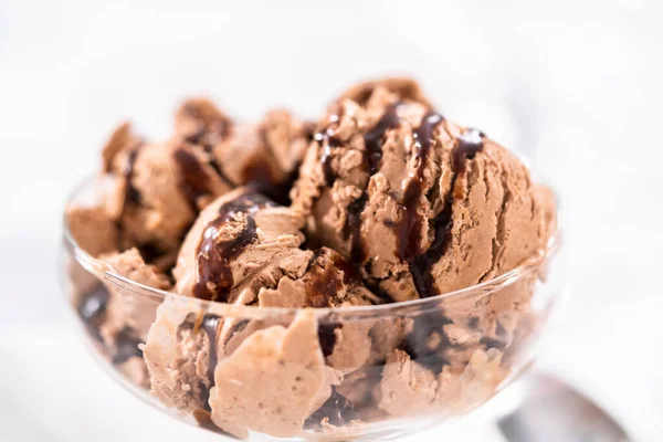 手作りのチョコレートチップアイスクリームをガラスのボウルにチョコレートで霧雨 — ストック写真
