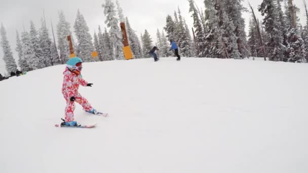 デンバー コロラド州 アメリカ 2018年12月1日 高山の山でスキーをする方法を学ぶ女の子 — ストック動画