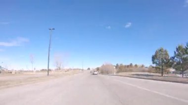 Denver, Colorado, ABD-12 Ocak 2020 - zaman aşımı. Amerika 'nın banliyölerinde tipik asfalt yollarda araba sürmek.