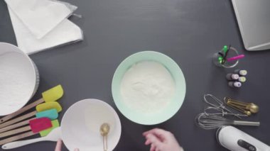 Adım adım. Düz yatıyordu. Şekerli kurabiyeleri süslemek için basit bir kraliyet kreması hazırlıyorum..