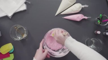 Adım adım. Düz yatıyordu. Şekerli kurabiyeleri süslemek için kraliyet kremasına gıda boyası karıştırmak..