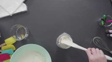 Adım adım. Düz yatıyordu. Şekerli kurabiyeleri süslemek için kraliyet kremasına gıda boyası karıştırmak..