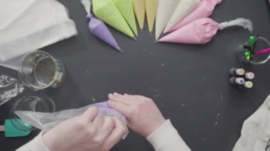 Adım adım. Düz yatıyordu. Şekerli kurabiyeleri süslemek için kraliyet kremasına gıda boyası karıştırmak..