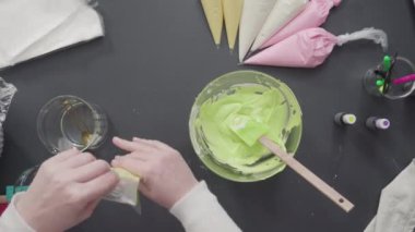 Zaman aşımı. Adım adım. Düz yatıyordu. Şekerli kurabiyeleri süslemek için kraliyet kremasına gıda boyası karıştırmak..