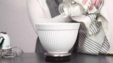 Adım adım. Şekerli kurabiyeleri süslemek için basit bir kraliyet kreması hazırlıyorum..