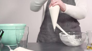 Adım adım. Düz yatıyordu. Kırmızı, beyaz ve mavi fırıldak şekerli kurabiyeler pişirmek için kurabiye hamuruna gıda boyası karıştırıyorum..