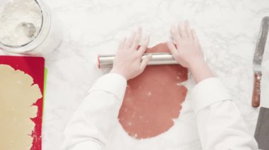 Adım adım. Düz yatıyordu. Kırmızı, beyaz ve mavi fırıldak şekerli kurabiyeler pişirmek için kurabiye hamuruna gıda boyası karıştırıyorum..