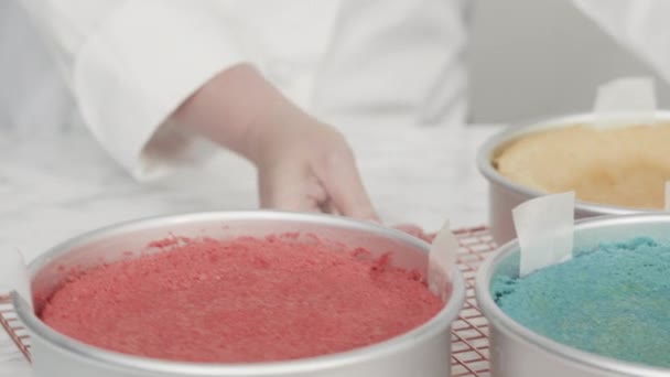 차근차근 평평하게 반죽에 음식의 색깔을 파랑핀 쿠키를 굽는다 — 비디오