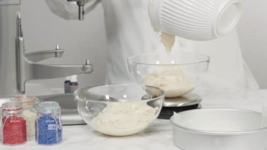 Adım adım. Düz yatıyordu. Kırmızı, beyaz ve mavi fırıldak şekerli kurabiyeler pişirmek için kurabiye hamuruna gıda boyası karıştırıyorum..