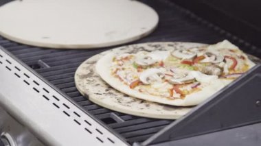 Bireysel ızgarada ızgara pizza hazırlıyorum..