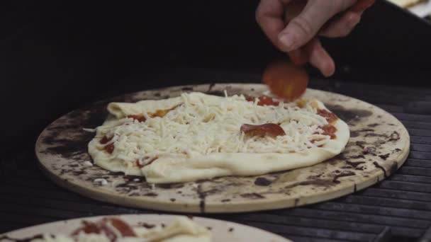 Preparação Pizzas Grelhadas Individuais Uma Churrasqueira Gás Livre — Vídeo de Stock