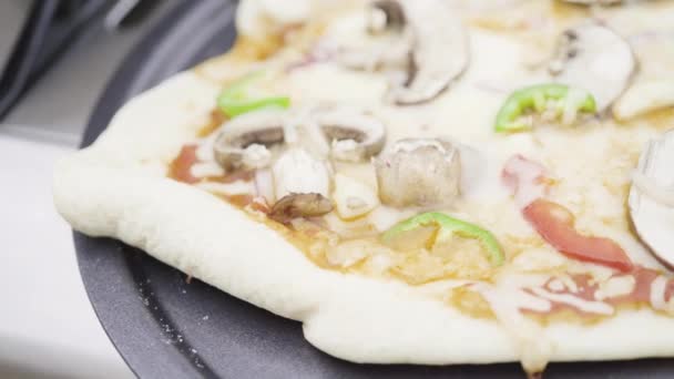 Preparación Pizzas Parrilla Individuales Una Parrilla Gas Aire Libre — Vídeos de Stock