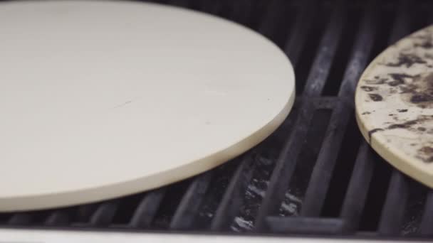 在室外煤气炉上准备个人烧烤披萨 — 图库视频影像