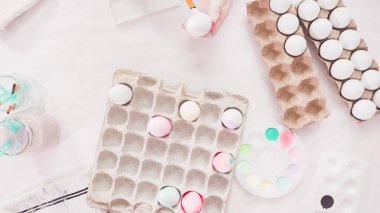 Düz yatıyordu. Paskalya yumurtalarını akrilik boyayla boyamak.