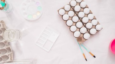 Düz yatıyordu. Paskalya yumurtalarını akrilik boyayla boyamak.