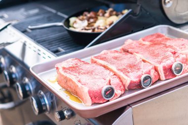 New York bifteğini ızgarada pişiriyorum..