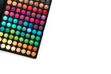 Düz yatıyordu. Beyaz arkaplanda renkli göz falı paleti.