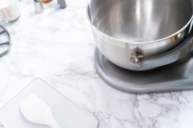 Vanilyalı pasta süslemek için krema yapıyorum..