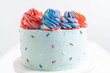 4 Temmuz kutlamaları için kırmızı, beyaz ve mavi vanilyalı pasta..