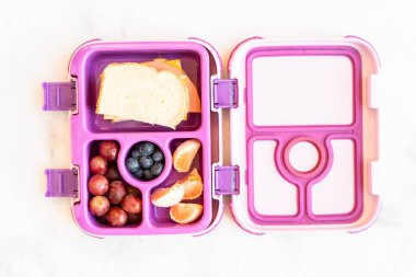 Sağlıklı okul öğle yemeği küçük bir kız için bir Bento kutusunda paketlenmiş.