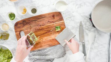 Düz yatıyordu. Adım adım. Kabak yapmak için organik kabak öğütüyorum..