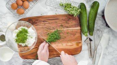 Düz yatıyordu. Adım adım. Kabak keki yapmak için karışımı karıştırıyorum..