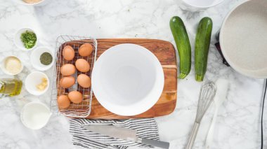 Düz yatıyordu. Adım adım. Kabağa organik kahverengi yumurta kırmak kabak keki yapmak için..