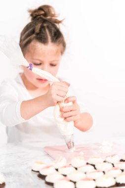 Küçük kız İtalyan tereyağı kreması tatlandırması yapıyor..