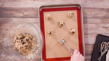 Düz yatıyordu. Adım adım. Kurabiye hamurunu hamur kepçesiyle fırçalamak..