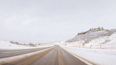 Amerika 'nın banliyölerinde tipik kaldırımlı yollarda araba sürmek.