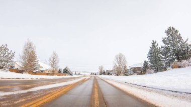 Amerika 'nın lüks semtlerinde tipik asfalt yollarda araba kullanmak.