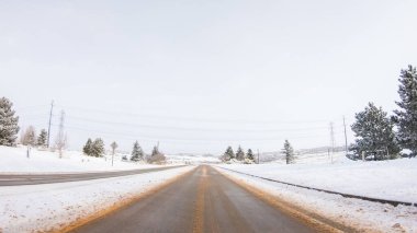 Amerika 'nın banliyölerinde tipik kaldırımlı yollarda araba sürmek.