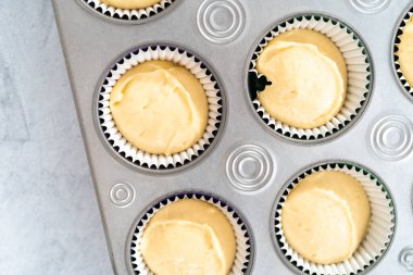 Mardi Gras vanilyalı kek pişirmek için folyolu kek dilimli vanilyalı kek hamuru..