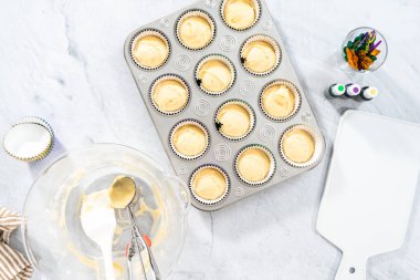 Düz yatıyordu. Mardi Gras vanilyalı kek pişirmek için folyolu kek dilimli vanilyalı kek hamuru..