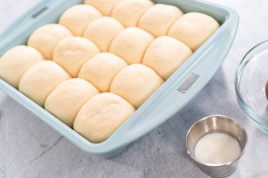 Pişirme tavasında kızaran yemek ruloları.