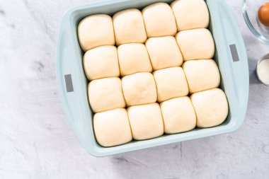 Pişirme tavasında kızaran yemek ruloları.