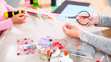 Çocuk kâğıtları. Boş tuvalet kağıdı rulolarından ve inşaat kağıdından kağıt hataları yapmak.