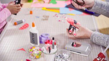 Çocuk kâğıtları. Boş tuvalet kağıdı rulolarından ve inşaat kağıdından kağıt hataları yapmak.