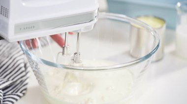 Ev yapımı hindistan cevizli dondurma hazırlamak için karıştırma kabındaki malzemeleri karıştırıyorum..