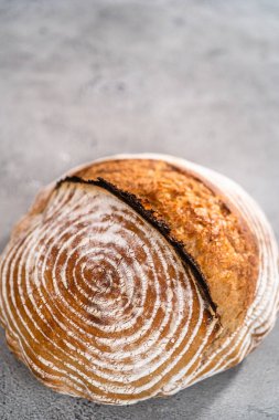 Taze fırınlanmış buğday ekmeği ekmeği ve ekmek koruma sepetinden işaretler..
