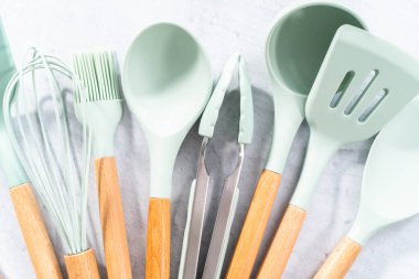 Ahşap saplı silikon pişirme aletleri.