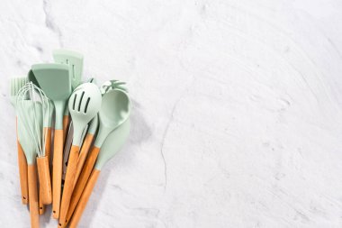 Düz yatıyordu. Ahşap saplı silikon pişirme aletleri.