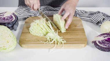 Adım adım. Ağaç kesme tahtasıyla organik lahana doğruyorum..