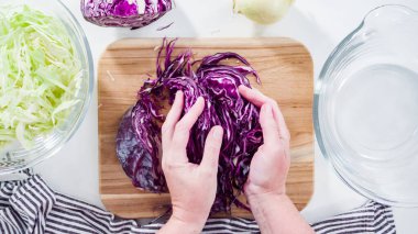 Düz yatıyordu. Adım adım. Ağaç kesme tahtasıyla organik lahana doğruyorum..