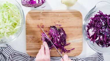 Düz yatıyordu. Adım adım. Ağaç kesme tahtasıyla organik lahana doğruyorum..