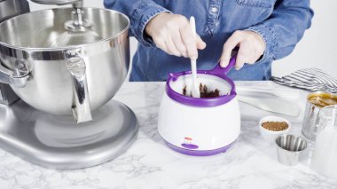 Adım adım. Ayakta duran bir mutfakta ev yapımı çikolatalı dondurma hazırlıyorum..