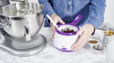 Adım adım. Ayakta duran bir mutfakta ev yapımı çikolatalı dondurma hazırlıyorum..