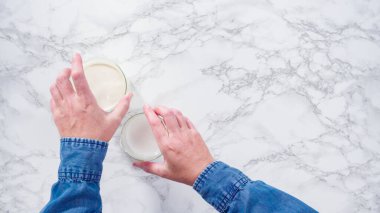 Düz yatıyordu. Adım adım. Ev yapımı çikolatalı dondurma yapmak için malzemeler..