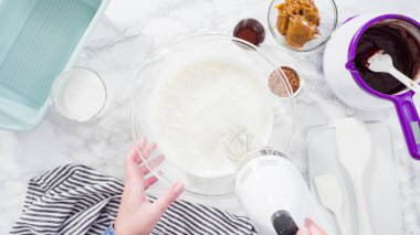 Düz yatıyordu. Adım adım. El yapımı mutfak mikserinde ev yapımı çikolatalı dondurma hazırlıyorum..